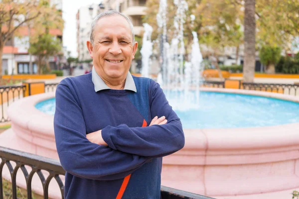 Bonito homem de meia idade sênior sorrindo alegre, feliz e possua — Fotografia de Stock