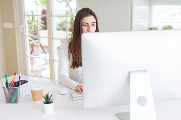 Mooie Jonge Zakelijke Vrouw Werken Met Behulp Van Computer Glimlachen — Stockfoto