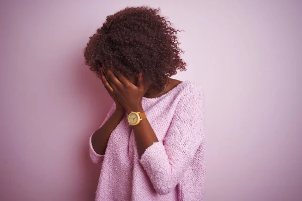 Молодая Африканская Женщина Свитере Стоящая Изолированном Розовом Фоне Грустным Лицом — стоковое фото