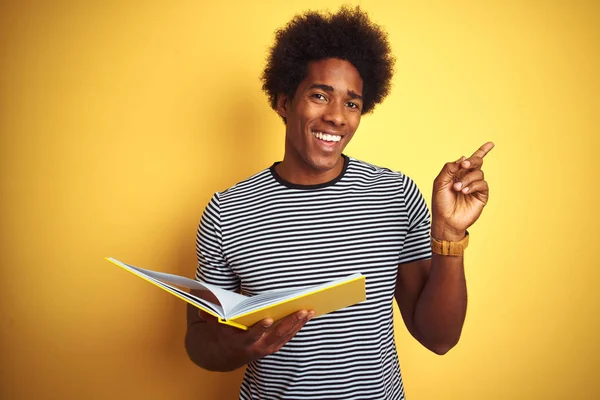 Afro Amerikalı Öğrenci Kitap Okuyor Zole Edilmiş Sarı Arka Planda — Stok fotoğraf