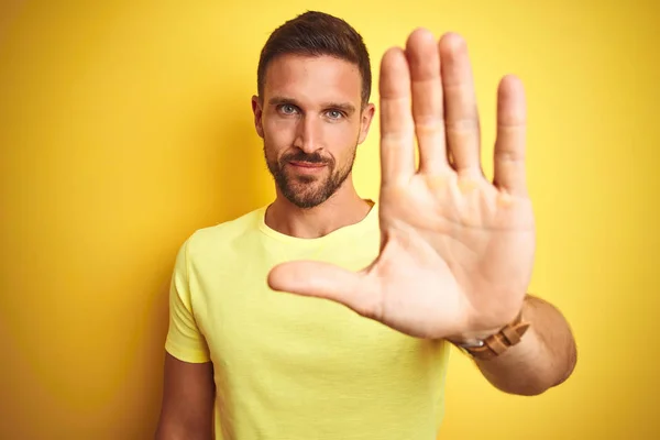 Jonge Knappe Man Draagt Casual Geel Shirt Gele Geïsoleerde Achtergrond — Stockfoto