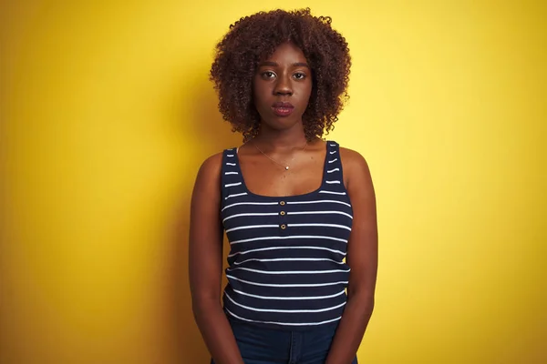 Jovem Afro Africana Vestindo Camiseta Listrada Sobre Fundo Amarelo Isolado — Fotografia de Stock