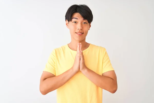 Chinese Man Draagt Gele Casual Shirt Staan Geïsoleerde Witte Achtergrond — Stockfoto