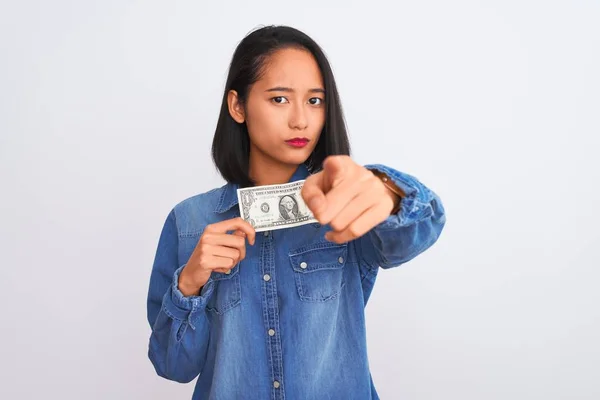 Jovem Mulher Chinesa Bonita Segurando Dólar Sobre Fundo Branco Isolado — Fotografia de Stock