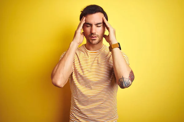 Homem Bonito Jovem Com Tatuagem Vestindo Shirt Listrada Sobre Fundo — Fotografia de Stock