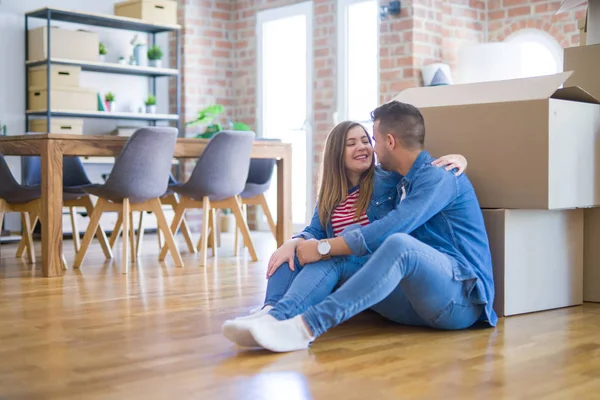 Young Beautiful Couple Love Moving New Home Sitting Floor Very — Stock Photo, Image