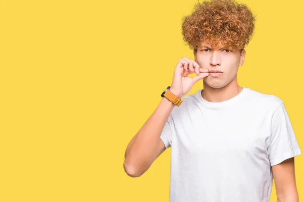 Jonge Knappe Man Met Afro Haar Dragen Casual Wit Shirt — Stockfoto