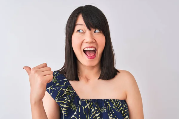 Jovem Mulher Chinesa Bonita Vestindo Verão Floral Shirt Sobre Isolado — Fotografia de Stock