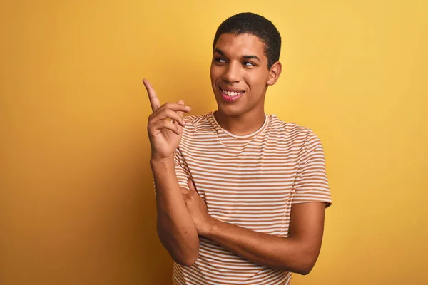 Homem Árabe Bonito Jovem Vestindo Camiseta Listrada Sobre Fundo Amarelo — Fotografia de Stock