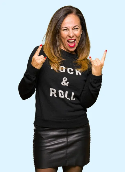Vacker Medelålders Kvinna Bär Rock Roll Tröja Ropade Med Galen — Stockfoto