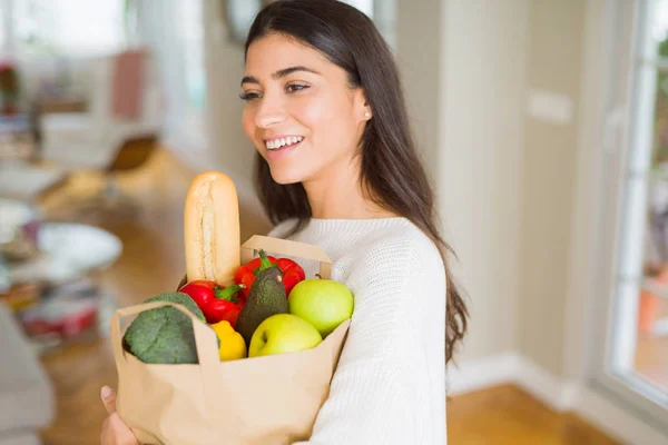 Schöne Junge Frau Lächelnd Mit Einer Papiertüte Voller Frischer Lebensmittel — Stockfoto