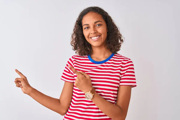 Mujer Brasileña Joven Con Camiseta Rayas Rojas Pie Sobre Fondo —  Fotos de Stock