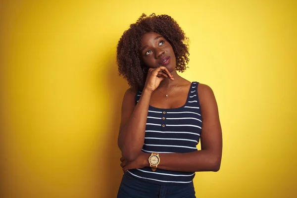 Jovem Afro Africana Vestindo Camiseta Listrada Sobre Fundo Amarelo Isolado — Fotografia de Stock