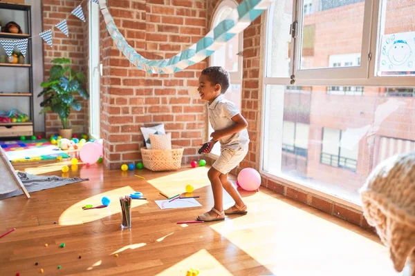 Linda Criança Afro Americana Sorrindo Torno Lotes Brinquedos Jardim Infância — Fotografia de Stock