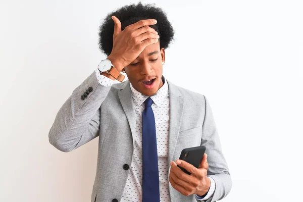 Jonge Afrikaanse Amerikaanse Zakenman Met Behulp Van Smartphone Geïsoleerde Witte — Stockfoto