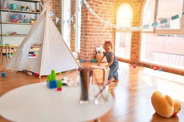 Schöne Kaukasische Säugling Spielt Mit Spielzeug Bunten Spielzimmer Fröhlich Und — Stockfoto