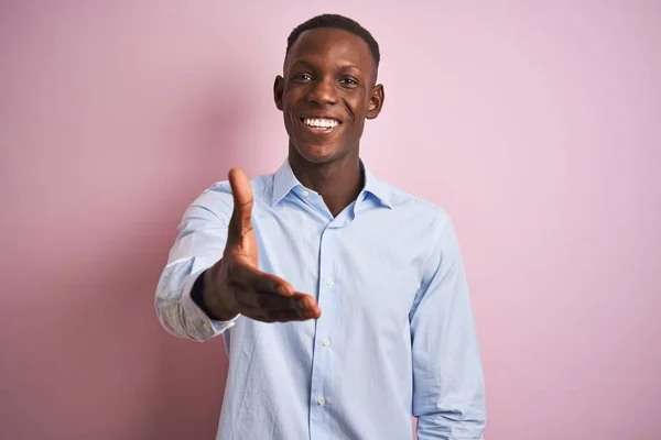 Hombre Afroamericano Con Camisa Azul Elegante Pie Sobre Fondo Rosa —  Fotos de Stock