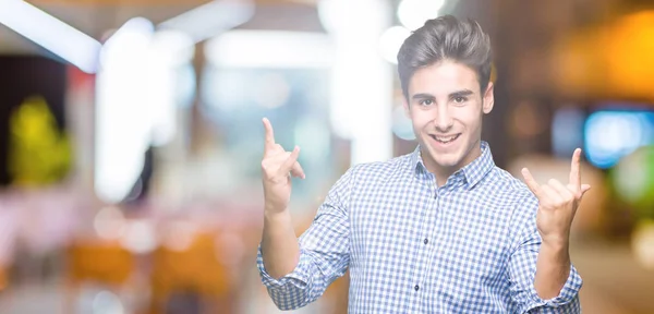 Joven Hombre Negocios Guapo Sobre Fondo Aislado Gritando Con Expresión —  Fotos de Stock