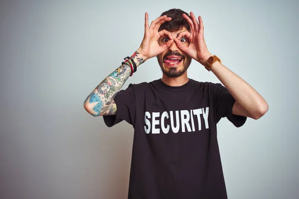 Homem Salvaguarda Jovem Com Tatuagem Respondendo Uniforme Segurança Sobre Fundo — Fotografia de Stock