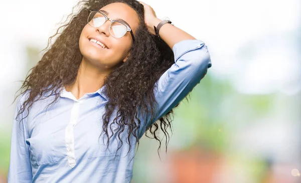 Joven Hermosa Chica Negocios Con Pelo Rizado Con Gafas Sonriendo — Foto de Stock