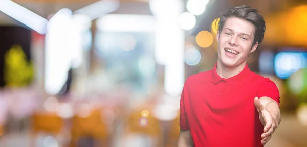 Jonge Knappe Man Met Rode Shirt Geïsoleerde Achtergrond Lachende Vriendelijke — Stockfoto