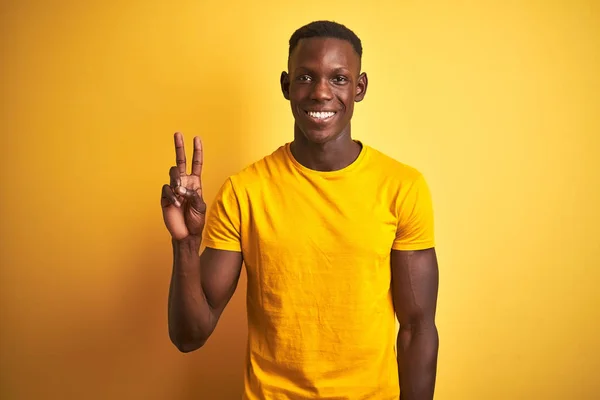 Joven Hombre Afroamericano Vistiendo Camiseta Casual Pie Sobre Fondo Amarillo —  Fotos de Stock