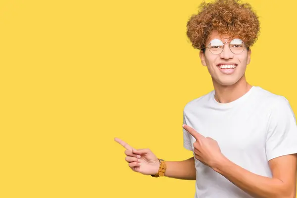 Jonge Knappe Man Met Afro Haar Bril Glimlachen Kijken Naar — Stockfoto