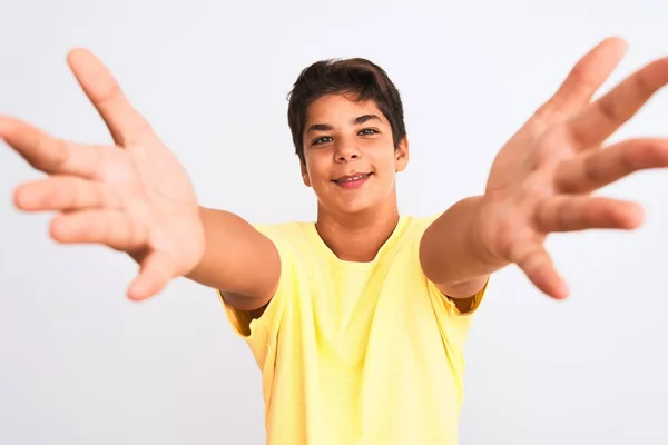 Guapo Adolescente Pie Sobre Fondo Blanco Aislado Mirando Cámara Sonriendo — Foto de Stock