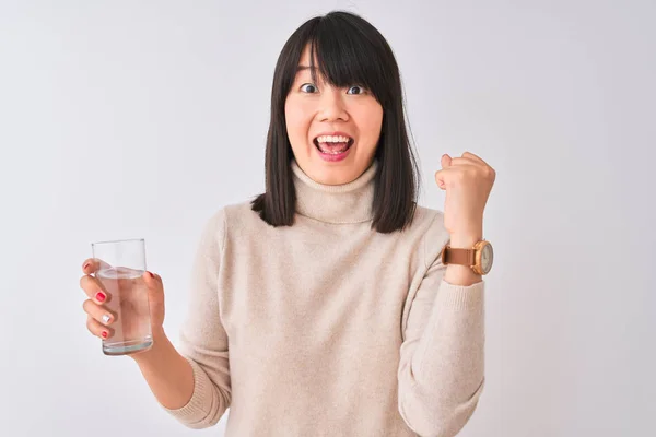 Joven Hermosa Mujer China Sosteniendo Vaso Agua Sobre Fondo Blanco —  Fotos de Stock