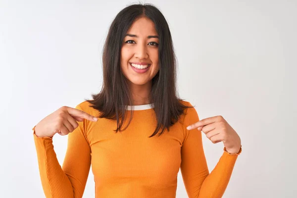 Junge Schöne Chinesin Orangefarbenem Shirt Steht Vor Isoliertem Weißem Hintergrund — Stockfoto