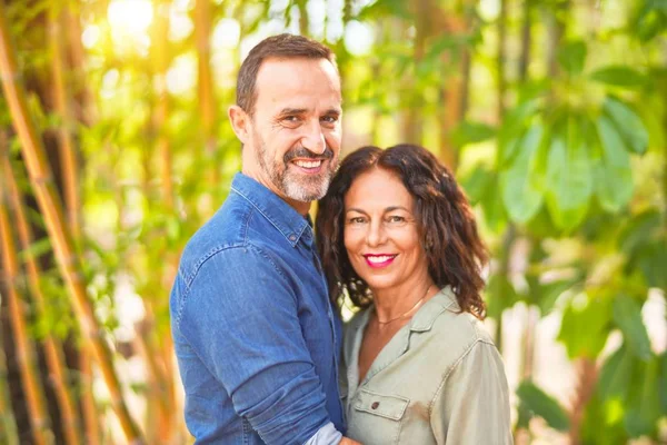 Schönes Paar Mittleren Alters Das Glücklich Und Selbstbewusst Stadtpark Lächelt — Stockfoto