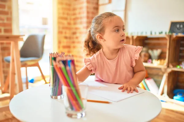 幼稚园里漂亮的金发碧眼的小女孩 带着彩色铅笔画画 — 图库照片