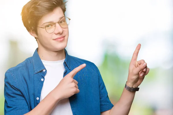 Junger Gutaussehender Mann Mit Brille Vor Isoliertem Hintergrund Lächelnd Und — Stockfoto