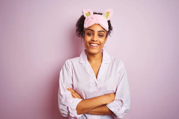 Fiatal Afro Amerikai Pizsamában Maszkban Elszigetelt Rózsaszín Háttér Felett Boldog — Stock Fotó
