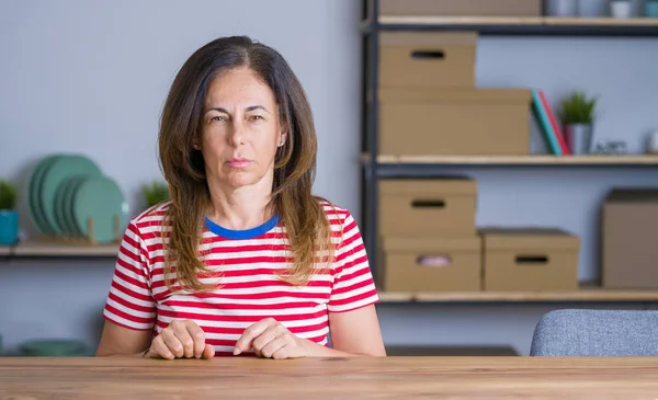 Seniorin Mittleren Alters Sitzt Hause Skeptisch Und Nervös Tisch Und — Stockfoto