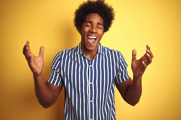 Amerikansk Man Med Afro Hår Bär Randig Skjorta Stående Över — Stockfoto