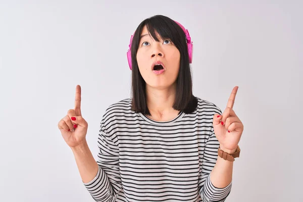 Çinli Bir Kadın Pembe Kulaklıkla Müzik Dinliyor Zole Edilmiş Beyaz — Stok fotoğraf
