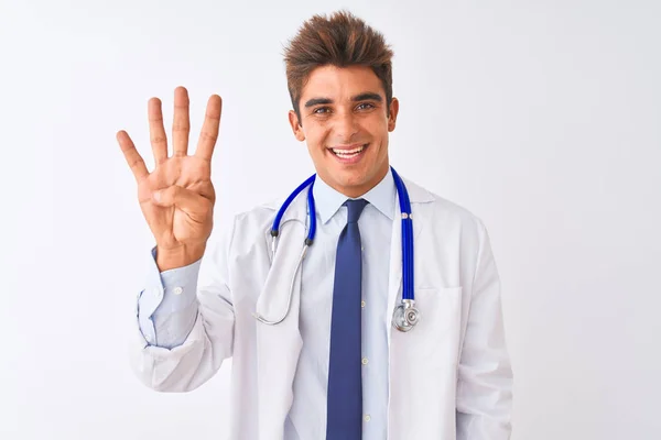 Homem Médico Bonito Jovem Vestindo Estetoscópio Sobre Fundo Branco Isolado — Fotografia de Stock