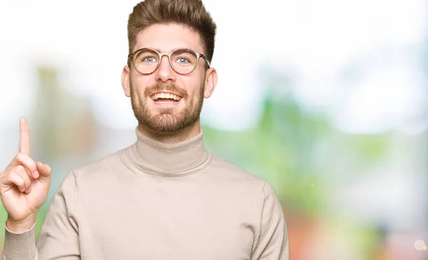 Jovem Homem Negócios Bonito Usando Óculos Apontando Dedo Para Cima — Fotografia de Stock