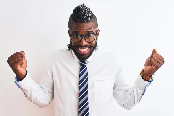 Αφροαμερικάνος Επιχειρηματίας Πλεξούδες Φορώντας Γυαλιά Γραβάτας Πάνω Απομονωμένο Λευκό Φόντο — Φωτογραφία Αρχείου