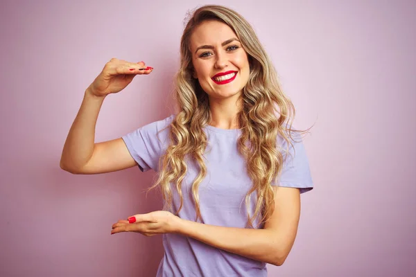 Mulher Bonita Nova Vestindo Camiseta Roxa Sobre Fundo Isolado Rosa — Fotografia de Stock