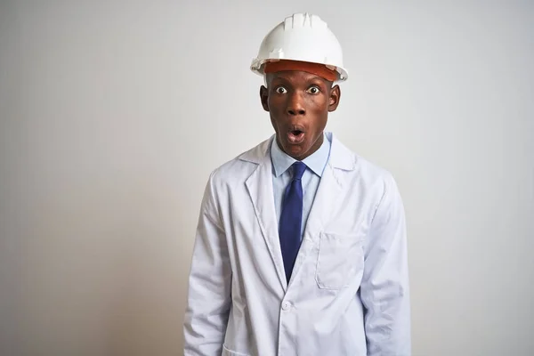 Africano Americano Engenheiro Homem Vestindo Casaco Capacete Sobre Fundo Branco — Fotografia de Stock