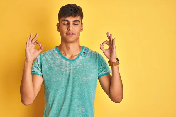 Ung Indian Man Bär Grön Shirt Stående Över Isolerad Gul — Stockfoto