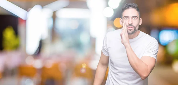 Bonito Homem Vestindo Shirt Branca Durante Noite Livre Fundo Mão — Fotografia de Stock