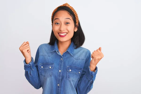 Jonge Mooie Chinese Vrouw Draagt Denim Shirt Staan Geïsoleerde Witte — Stockfoto