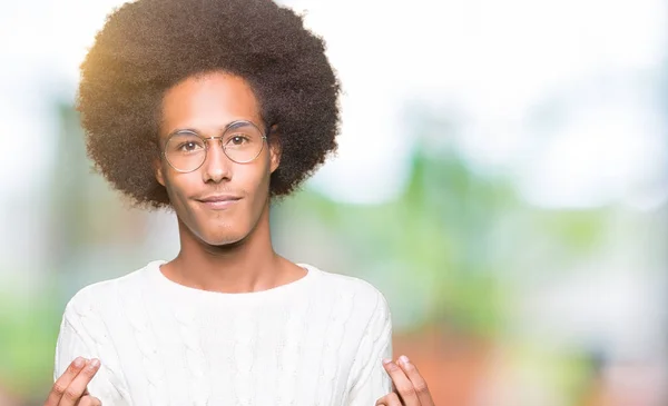 Молодих Афро Американських Людина Афро Волосся Окулярах Робити Гроші Жест — стокове фото