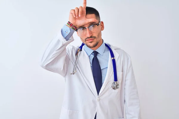 Młody Lekarz Noszący Stetoskop Odosobnionym Tle Nabija Się Ludzi Palcami — Zdjęcie stockowe