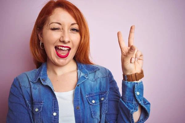 Youg Schöne Rothaarige Frau Jeanshemd Steht Über Isoliertem Rosa Hintergrund — Stockfoto