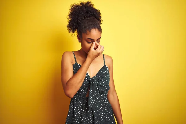 Mujer Afroamericana Con Vestido Verde Casual Verano Sobre Fondo Amarillo — Foto de Stock