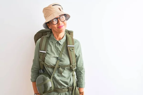 Mulher Caminhante Meia Idade Usando Óculos Chapéu Cantina Mochila Sobre — Fotografia de Stock